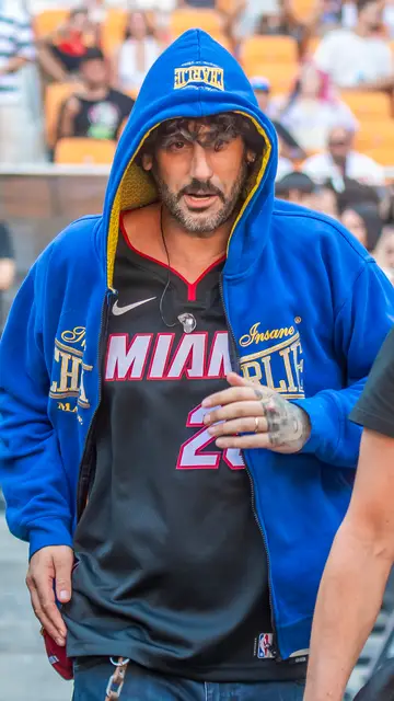 Melendi durante su actuación en La Velada del Año V Melendi durante su actuación en La Velada del Año V