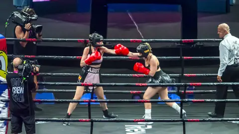 Roro se volvió a romper el pie durante su combate con Abby en La Velada Roro se volvió a romper el pie durante su combate con Abby en La Velada