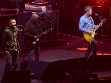 Oasis durante un concierto de su gira