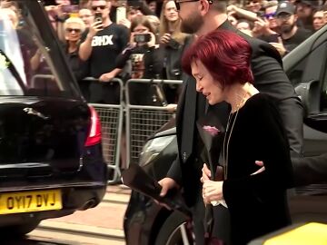Sharon Osbourne se derrumba en el emotivo funeral de Ozzy en Birmingham