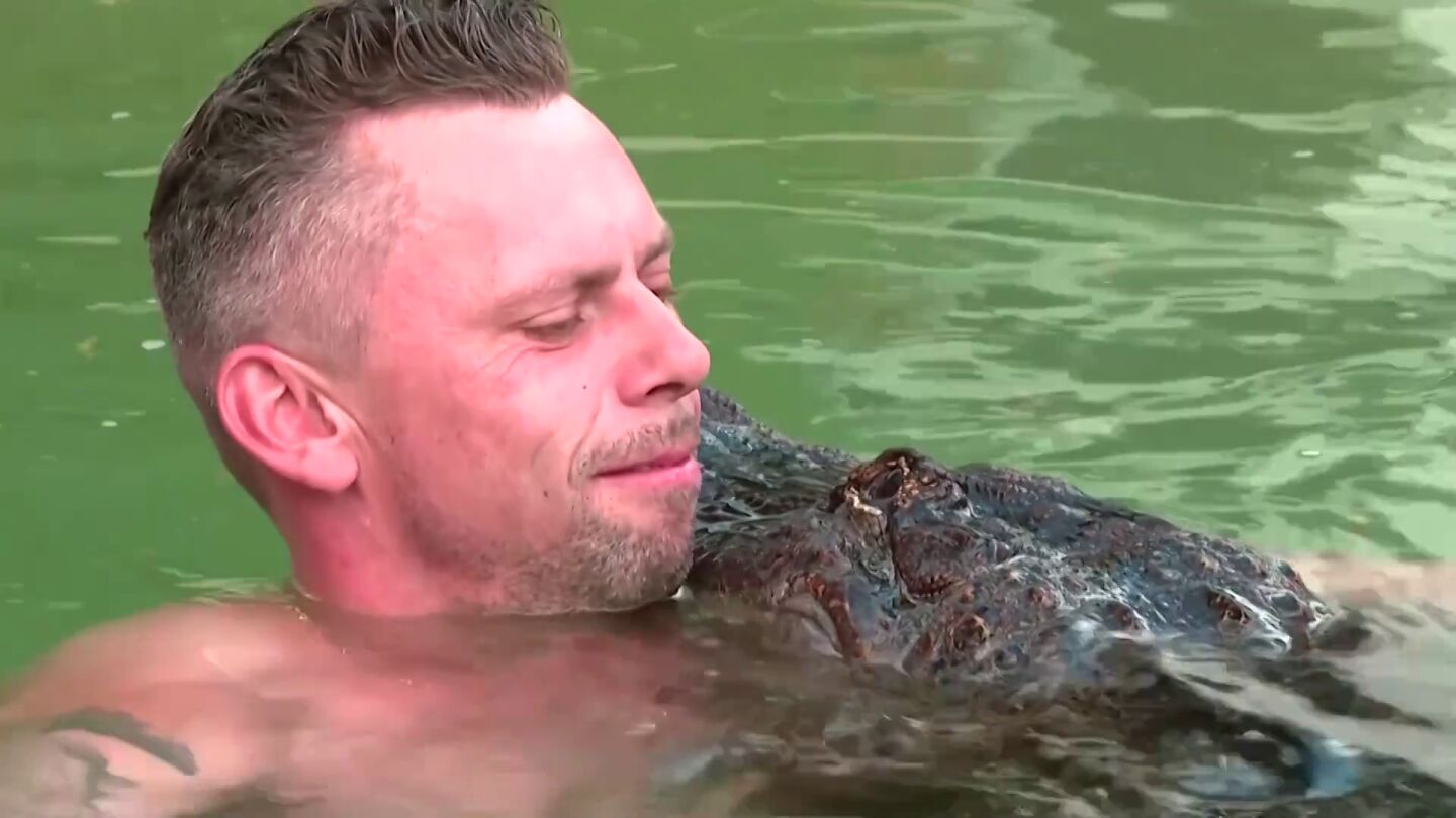 Conoce al alem&aacute;n que se abraza y ba&ntilde;a con su mascota, un caim&aacute;n gigante