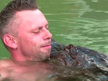 Conoce al alem&aacute;n que se abraza y ba&ntilde;a con su mascota, un caim&aacute;n gigante