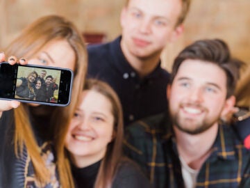 Imagen de un grupo de gente haci&eacute;ndose un selfie