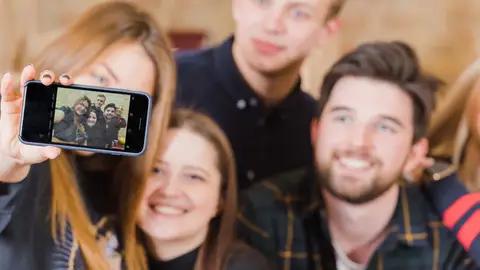 Imagen de un grupo de gente haciéndose un selfie Imagen de un grupo de gente haciéndose un selfie