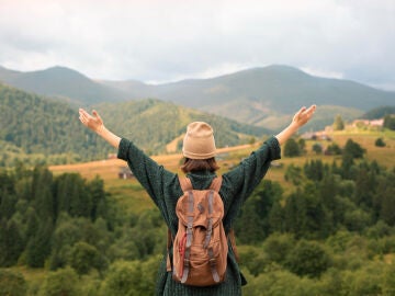 Imagen de una mujer viajando sola