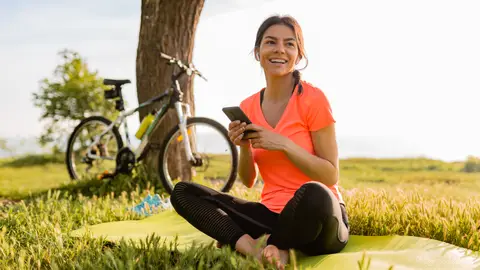 Mujer montando en bicicleta Mujer montando en bicicleta