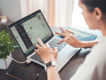 Imagen de una mujer teletrabajando