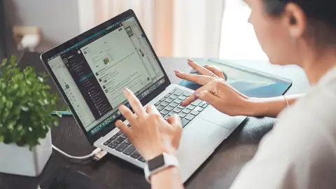 Imagen de una mujer teletrabajando Imagen de una mujer teletrabajando