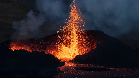 Imagen de un volcán en erupción Imagen de un volcán en erupción