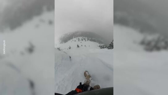 Un snowboarder sobrevive a una ca&iacute;da de 20 metros desde un acantilado