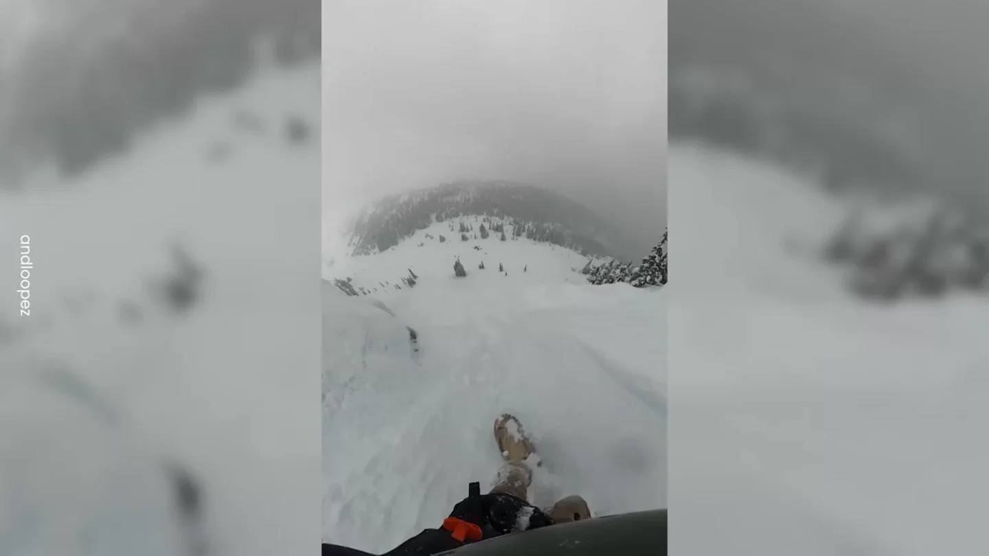 Un snowboarder sobrevive a una caída de 20 metros desde un acantilado Un snowboarder sobrevive a una caída de 20 metros desde un acantilado
