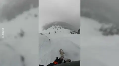 Un snowboarder sobrevive a una caída de 20 metros desde un acantilado Un snowboarder sobrevive a una caída de 20 metros desde un acantilado