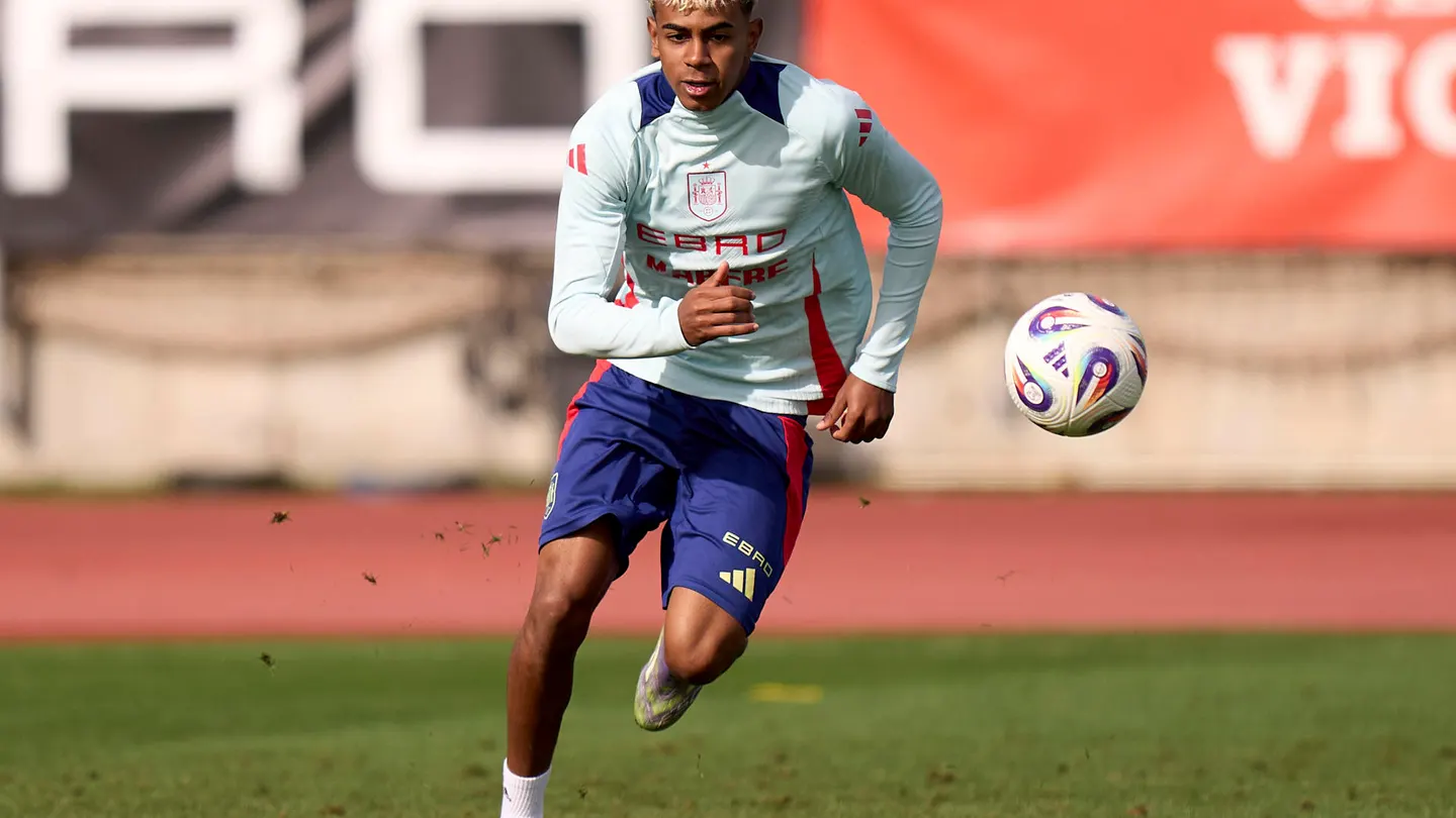 Lamine Yamal entrenando con la Selección Española Lamine Yamal entrenando con la Selección Española