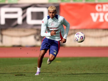 Lamine Yamal entrenando con la Selecci&oacute;n Espa&ntilde;ola