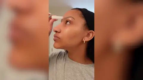 Todos en TikTok están flipando con este matrimonio: "Uso el semen de mi pareja como producto para el cuidado de la piel" Todos en TikTok están flipando con este matrimonio: "Uso el semen de mi pareja como producto para el cuidado de la piel"