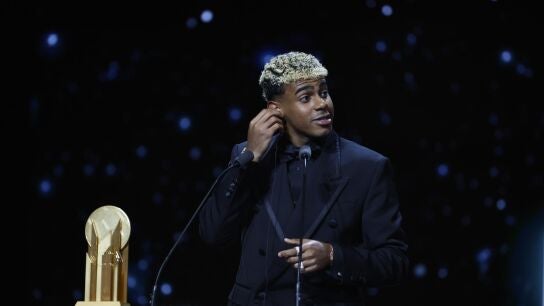  Lamine Yamal recibe el Trofeo Kopa 2025 durante la gala del Bal&oacute;n de Oro
