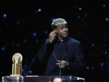  Lamine Yamal recibe el Trofeo Kopa 2025 durante la gala del Bal&oacute;n de Oro
