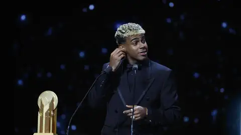 Lamine Yamal recibe el Trofeo Kopa 2025 durante la gala del Balón de Oro Lamine Yamal recibe el Trofeo Kopa 2025 durante la gala del Balón de Oro