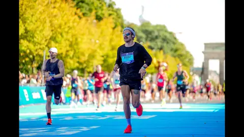 Harry Styles sorprende en el Maratón de Berlín Harry Styles sorprende en el Maratón de Berlín