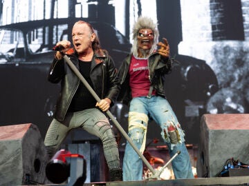 Iron Maiden durante un concierto en Londres