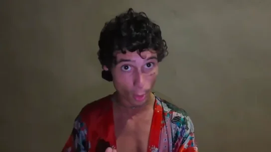 Kelton en su vídeo de disculpa. Kelton en su vídeo de disculpa.