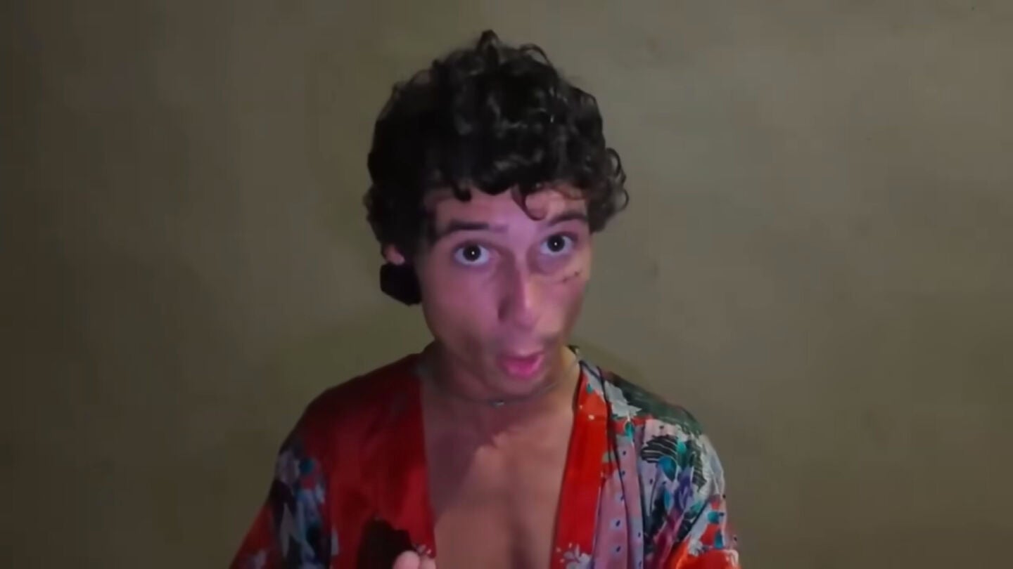 Kelton en su v&iacute;deo de disculpa.
