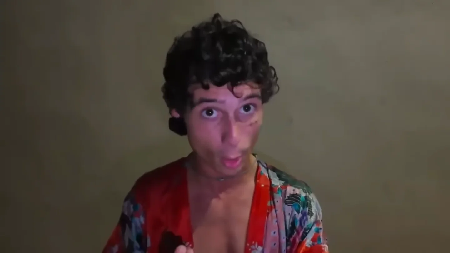 Kelton en su vídeo de disculpa. Kelton en su vídeo de disculpa.