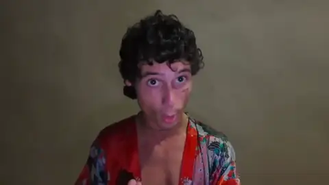 Kelton en su vídeo de disculpa. Kelton en su vídeo de disculpa.