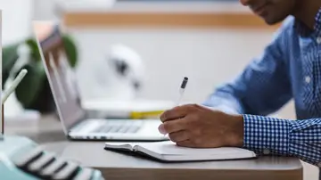 Hombre escribiendo. Hombre escribiendo.