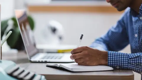 Hombre escribiendo. Hombre escribiendo.