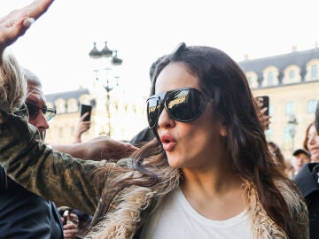 Rosal&iacute;a en la Fashion Week de Par&iacute;s