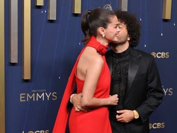 Selena Gomez y Benny Blanco en los Emmy 2025