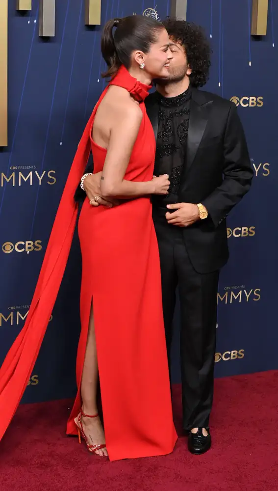 Selena Gomez y Benny Blanco en los Emmy 2025 Selena Gomez y Benny Blanco en los Emmy 2025