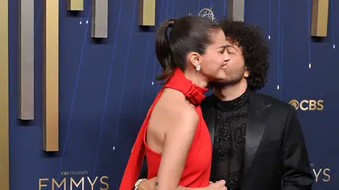 Selena Gomez y Benny Blanco en los Emmy 2025 Selena Gomez y Benny Blanco en los Emmy 2025