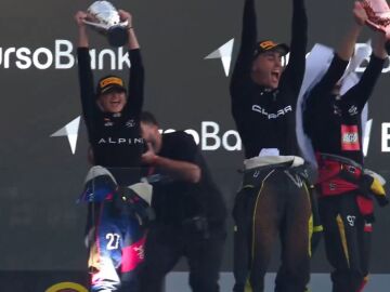 Imagen de Karchez levantando el trofeo