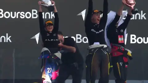 Imagen de Karchez levantando el trofeo Imagen de Karchez levantando el trofeo