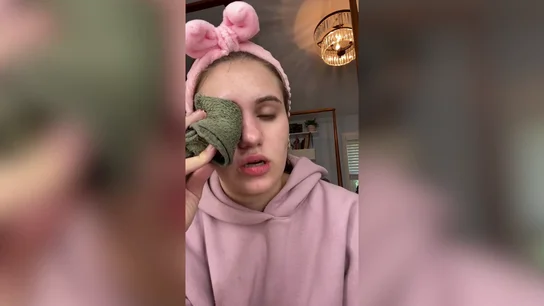 Una tiktoker confunde el pegamento de las uñas con las gotas de los ojos Una tiktoker confunde el pegamento de las uñas con las gotas de los ojos