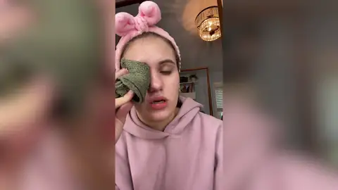 Una tiktoker confunde el pegamento de las uñas con las gotas de los ojos Una tiktoker confunde el pegamento de las uñas con las gotas de los ojos
