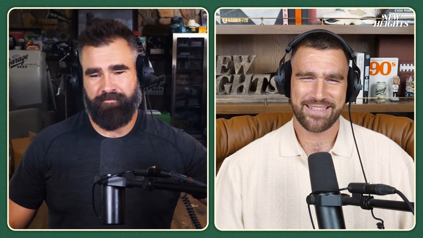 Jason y Travis Kelce en su podcast