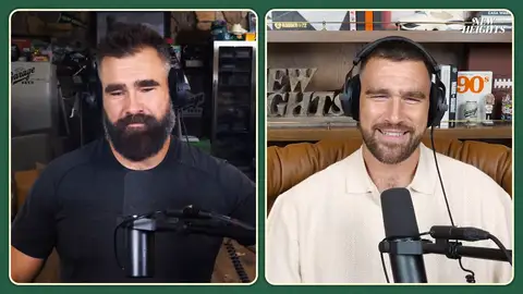 Jason y Travis Kelce en su podcast Jason y Travis Kelce en su podcast