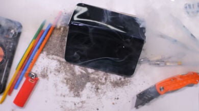 Compra un móvil y le explota mientras lo prueba: el vídeo viral que ha generado debate