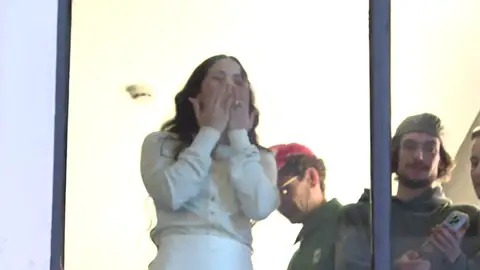 Rosalía se enfrenta a una multa de hasta 600.000 euros por no pedir autorización para presentar su álbum en Callao Rosalía se enfrenta a una multa de hasta 600.000 euros por no pedir autorización para presentar su álbum en Callao