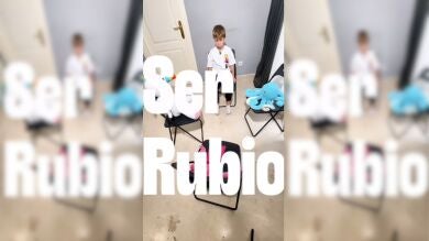 Nació rubio en una familia de morenos y su padre lo cuenta de la forma más divertida