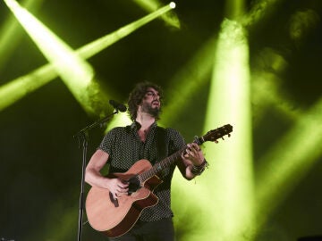 Mikel Izal durante un concierto