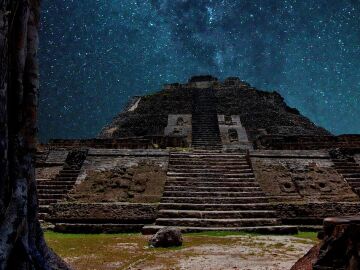 Pir&aacute;mide maya.