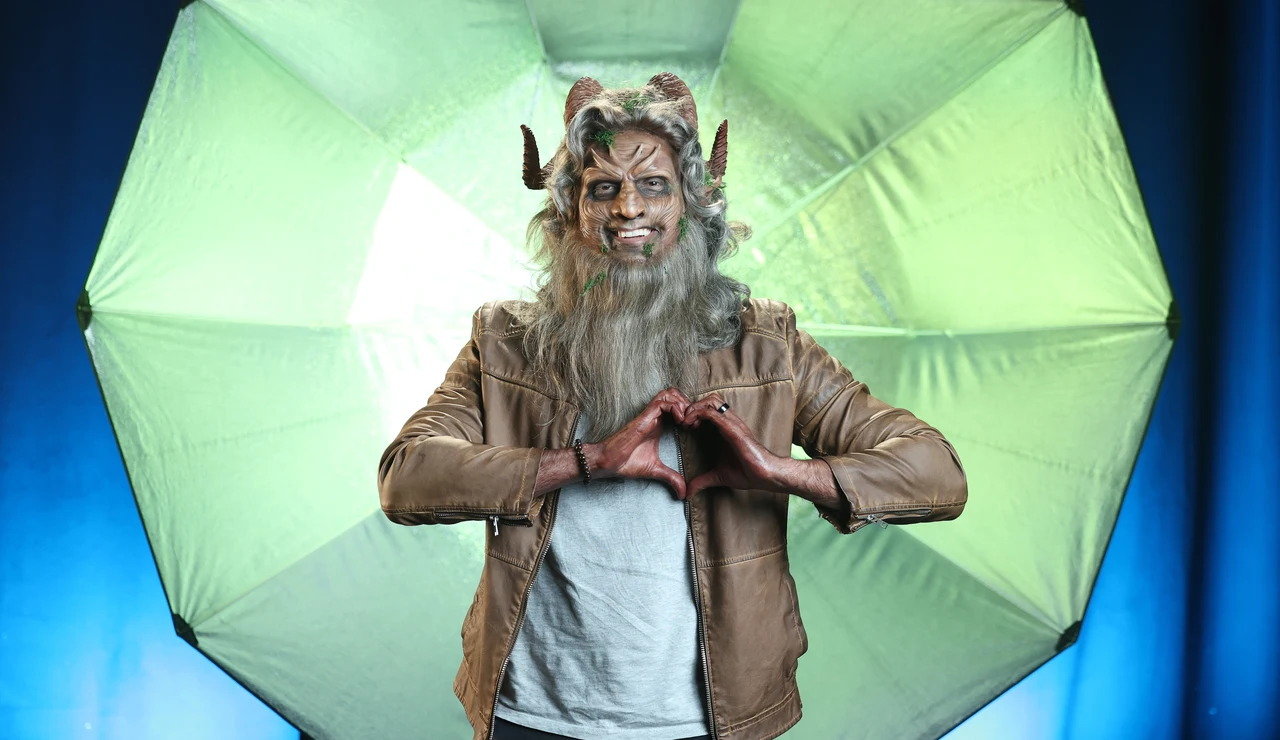 Julián, el fauno, descarta a una de sus pretendientas