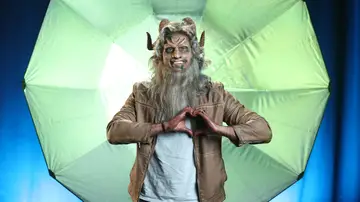 Julián, el fauno, descarta a una de sus pretendientas Julián, el fauno, descarta a una de sus pretendientas