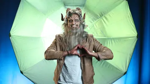 Julián, el fauno, descarta a una de sus pretendientas Julián, el fauno, descarta a una de sus pretendientas