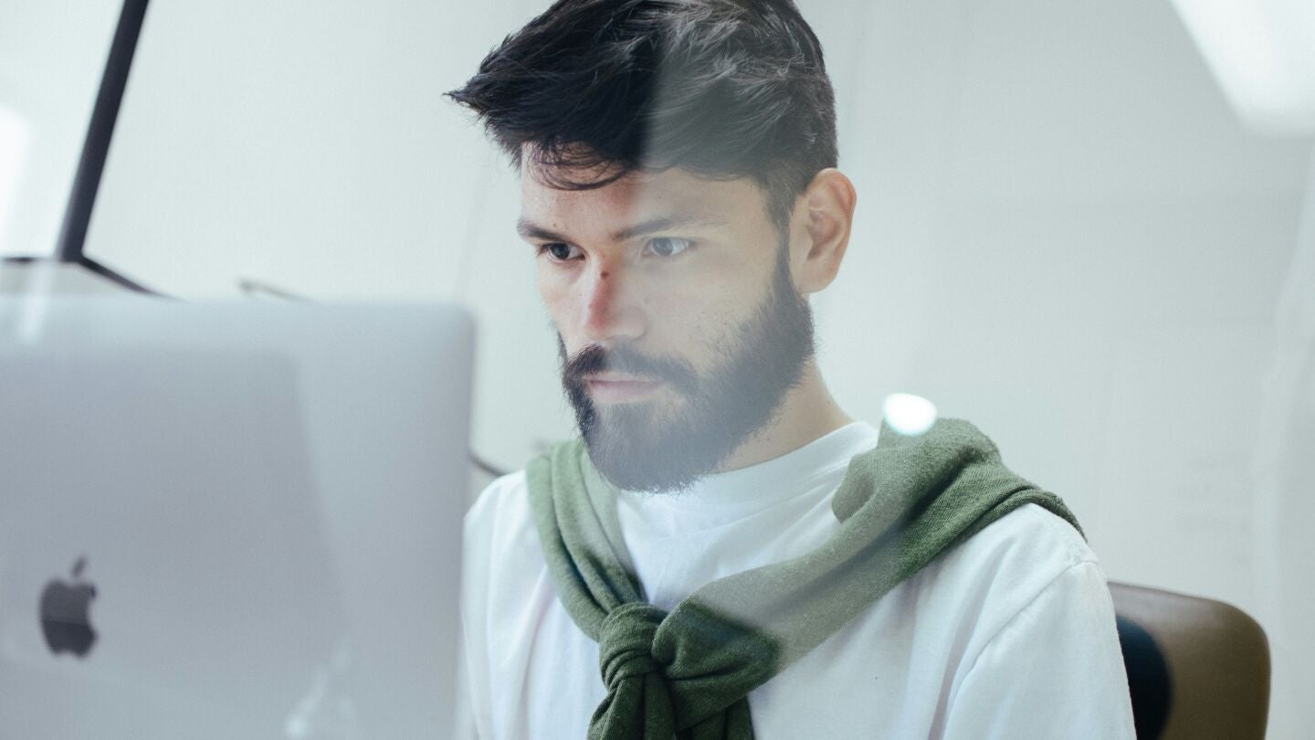 Imagen de archivo de un hombre trabajando