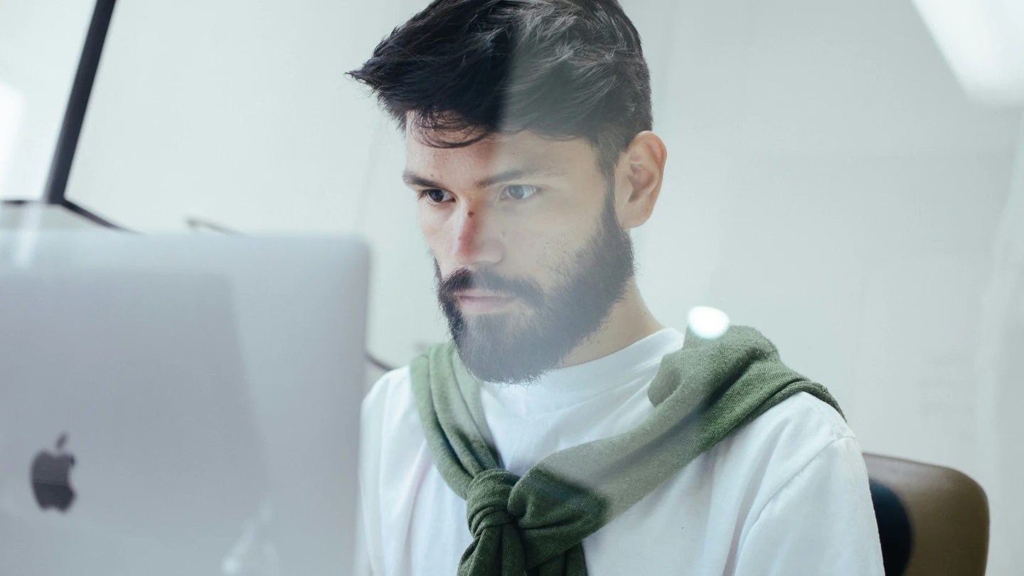 Imagen de archivo de un hombre trabajando Imagen de archivo de un hombre trabajando